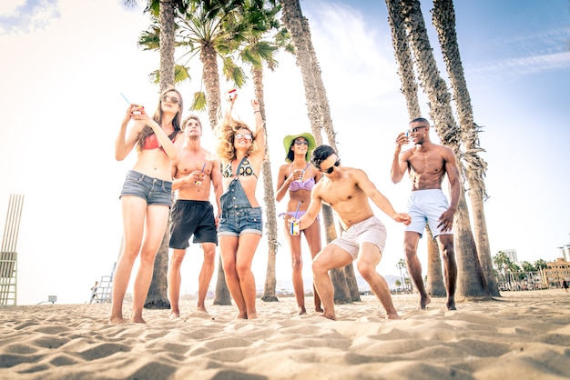 Amigos de fiesta en la playa