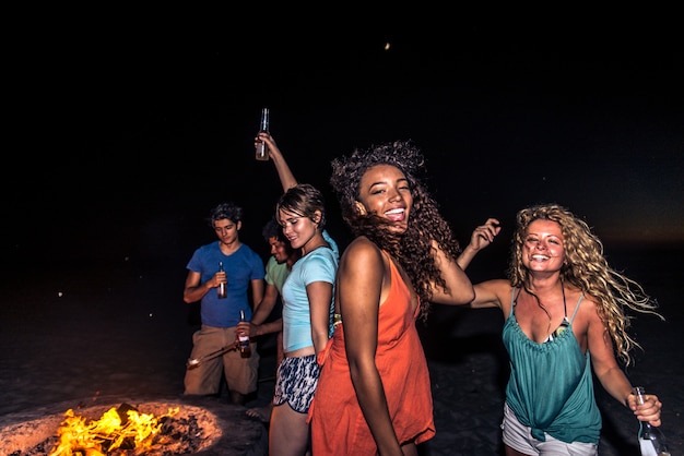 Amigos de fiesta en la playa