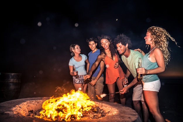 Amigos de fiesta en la playa