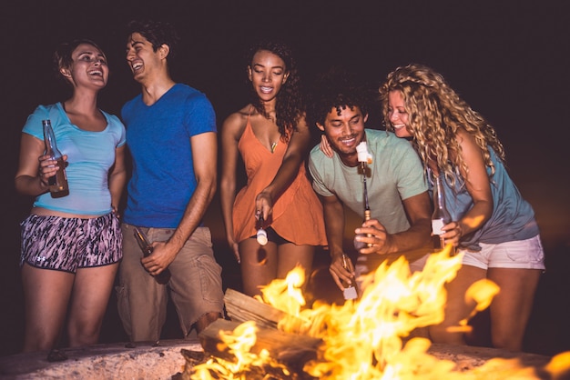 Amigos de fiesta en la playa