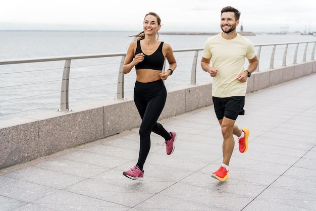 Amigos fitness pessoas treinando Corredores casal treinando corrida completa Usando relógios inteligentes