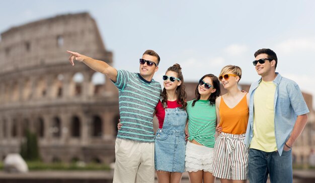 Foto amigos con gafas de sol sobre el fondo del coliseo