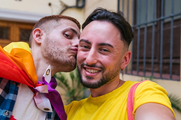 Foto amigos gays alegres capturam amor, amizade e orgulho em uma selfie colorida em sua porta