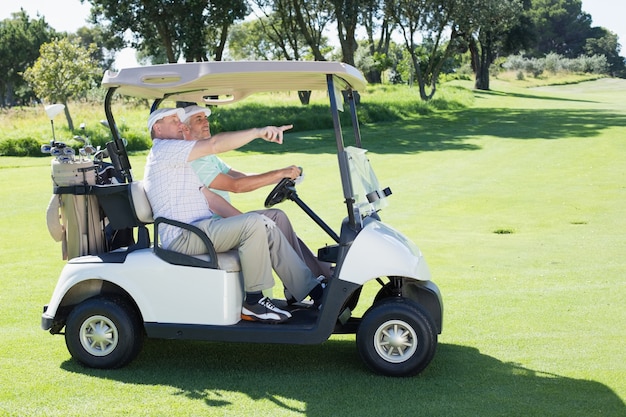 Amigos de golf en su buggy de golf