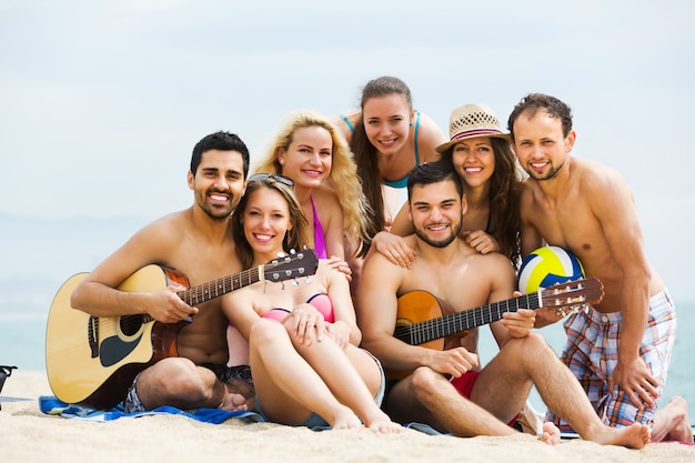 Amigos con guitarra en la playa