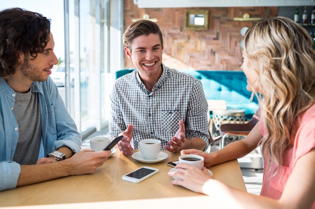 Amigos hablando en la cafetería.