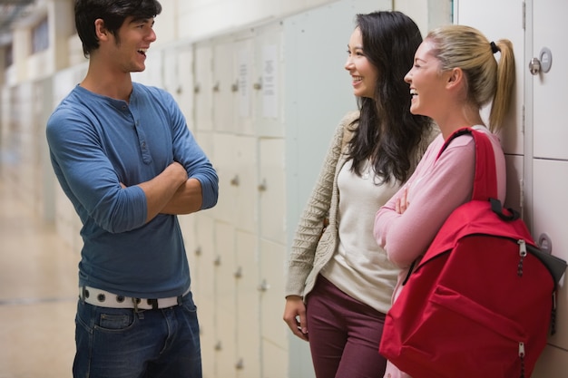 Amigos hablando en el pasillo de la universidad