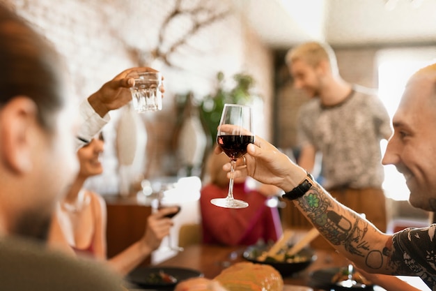 Amigos haciendo un brindis en una cena