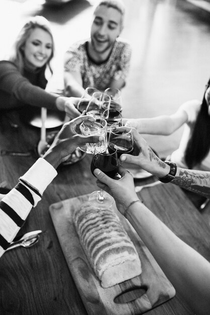 Amigos haciendo un brindis en una cena