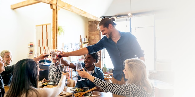 Amigos haciendo un brindis en una cena