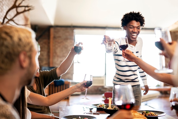 Amigos haciendo un brindis en una fiesta