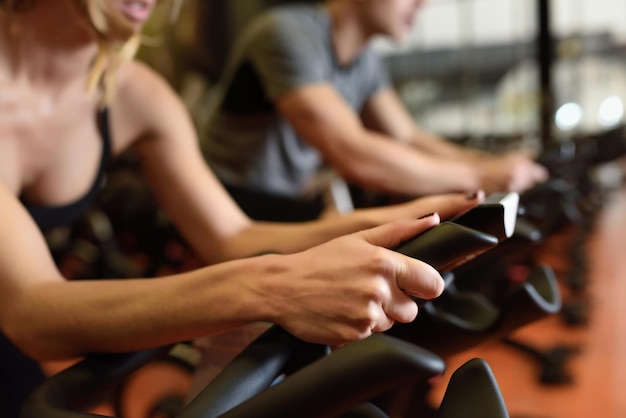 Amigos haciendo ejercicio en el gimnasio