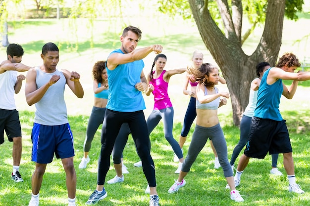 Amigos haciendo ejercicio en el parque