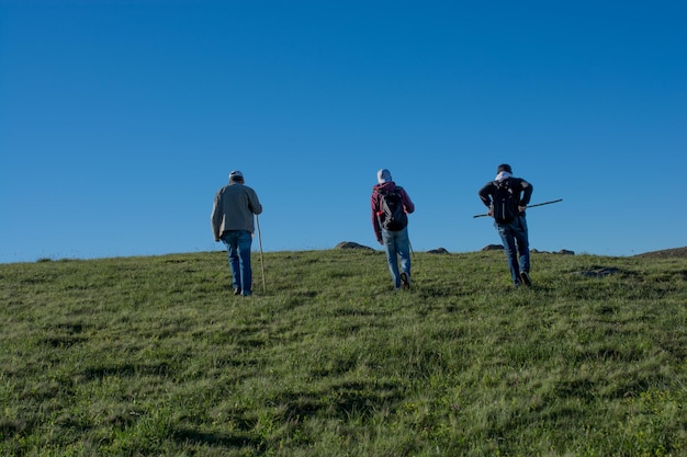 Amigos haciendo una excursión