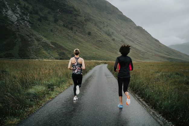 Amigos haciendo jogging en las Tierras Altas de Escocia