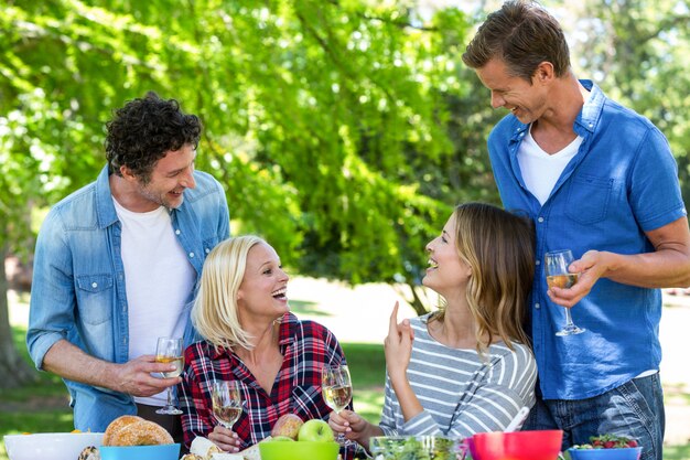 Amigos haciendo un picnic con vino