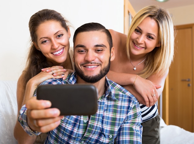 Amigos haciendo selfie en casa