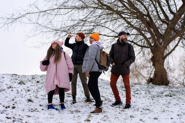 Foto amigos haciendo senderismo en invierno