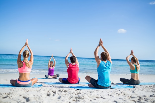 Amigos haciendo yoga junto con su profesor