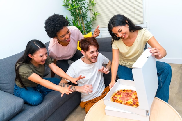 Amigos hambrientos listos para comer una pizza en casa