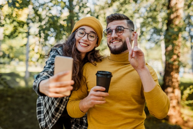 Foto amigos hermosos y felices en el parque