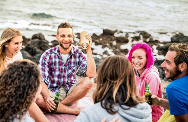 Amigos hipster se divertindo juntos em uma festa de acampamento na praia