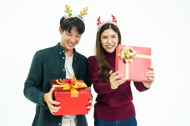 Foto amigos hombre mujer vistiendo ropa casual y sosteniendo presente caja roja con regalos