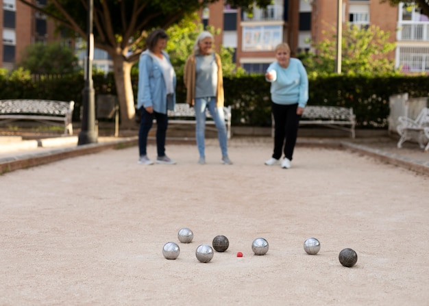 Amigos idosos a jogar petanque.