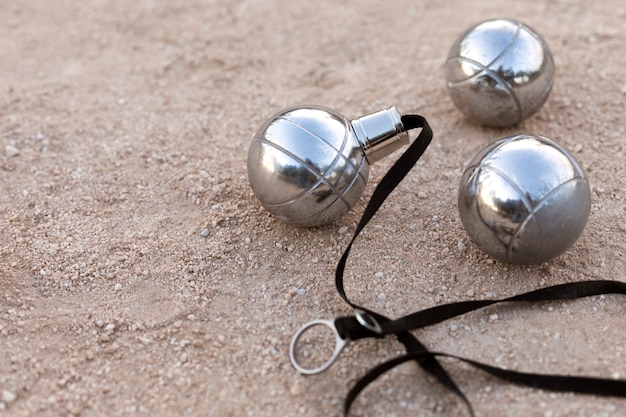 Amigos idosos a jogar petanque.