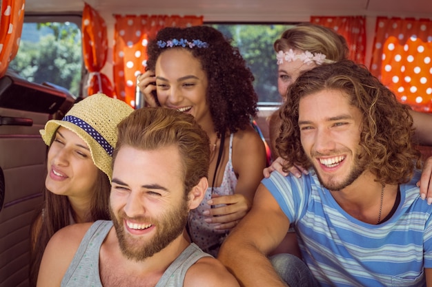 Amigos inconformistas en una caravana