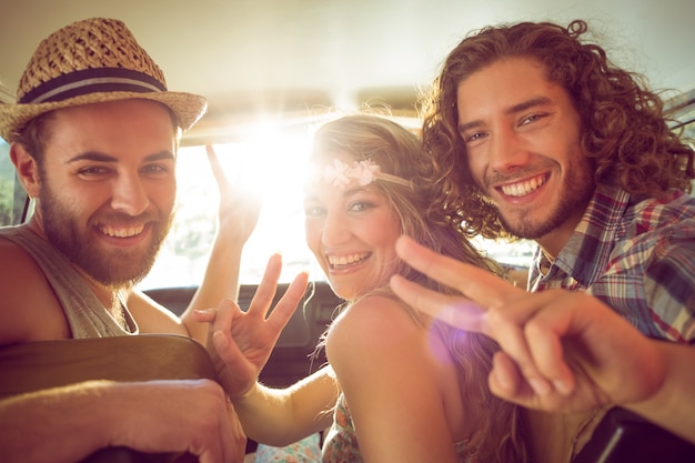 Amigos inconformistas en viaje por carretera