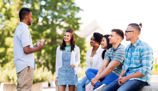 Amigos internacionais felizes a falar no parque.