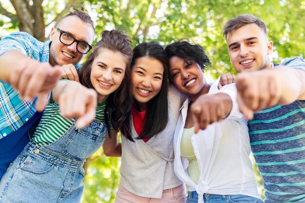 Foto amigos internacionales felices abrazándose en el parque