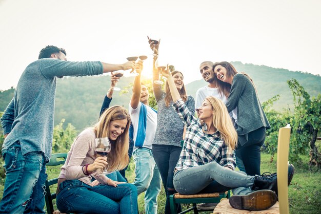 Amigos jantando no jardim