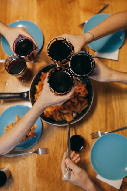 Foto amigos, jantar, partido, com, vinho tinto