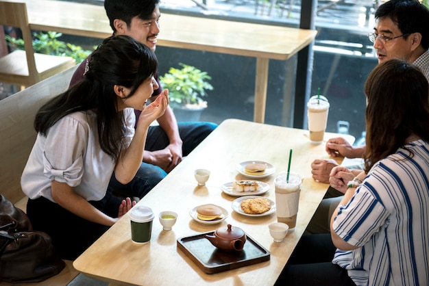 Amigos japoneses en un café