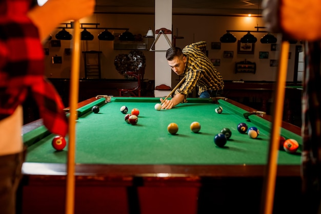 Foto de Bar Jogos Piscina Bilhar e mais fotos de stock de Bilhar - Jogo de  azar - Bilhar - Jogo de azar, Mão, Azul - iStock