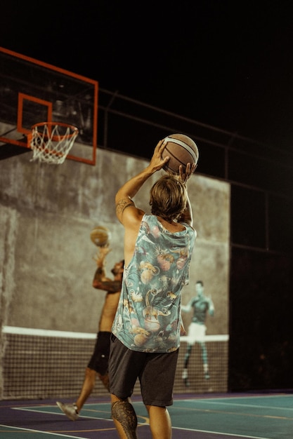 Amigos jogam basquete. jovens jogam basquete na rua.