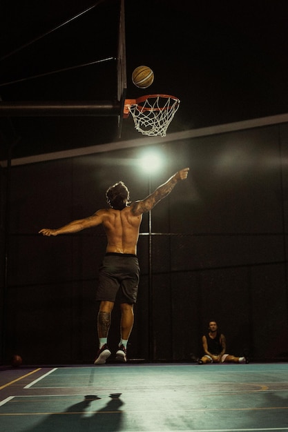 Amigos jogam basquete. Jovens jogam basquete na rua.