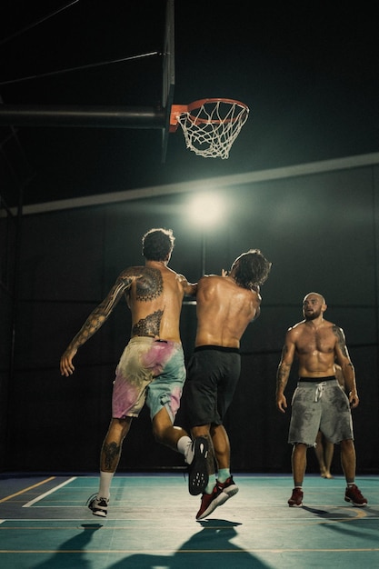 Amigos jogam basquete. Jovens jogam basquete na rua.