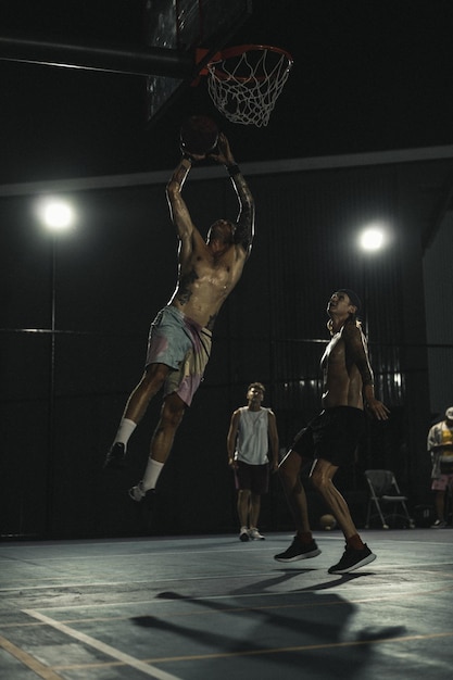 Amigos jogam basquete. Jovens jogam basquete na rua.