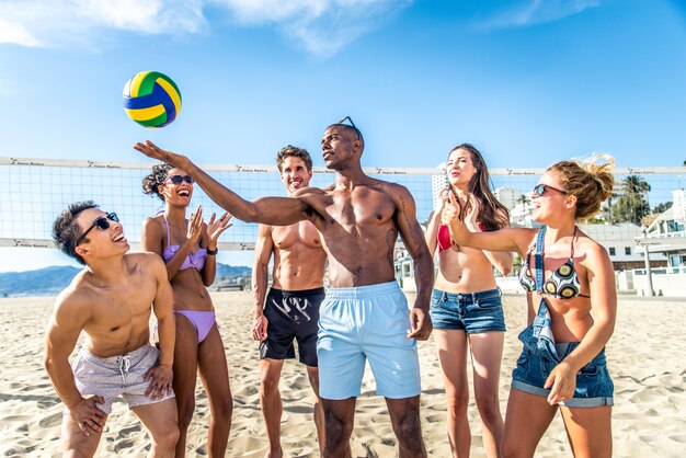 Amigos jogam vôlei de praia