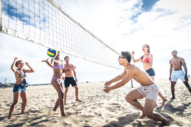 Amigos jogam vôlei de praia