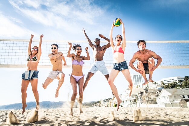 Amigos jogam vôlei de praia