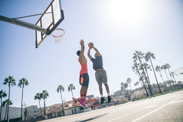 Amigos jogando basquete