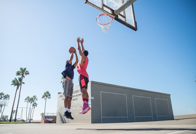 Amigos jogando basquete