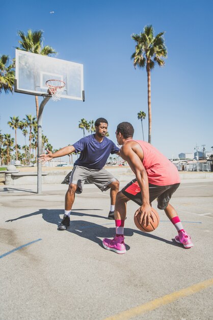 Amigos jogando basquete