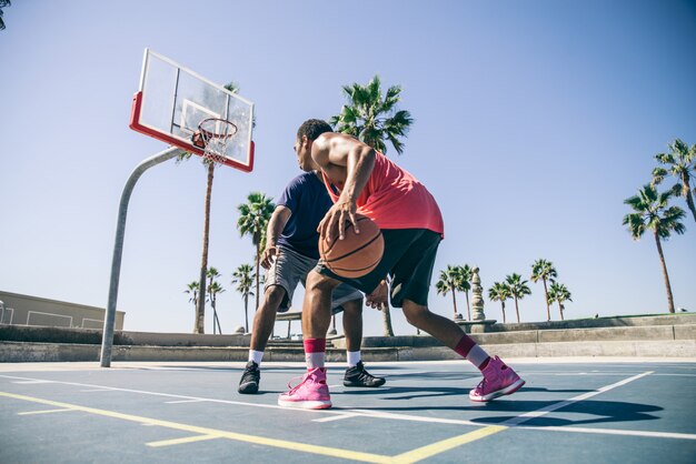 Amigos jogando basquete