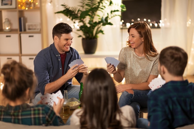 amigos jogando cartas em casa à noite