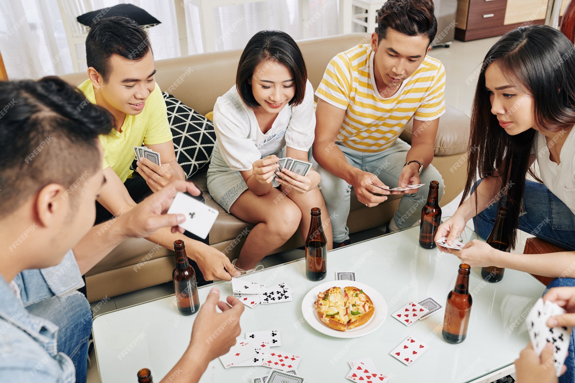 Amigos Homens Felizes Jogando Cartas Em Casa à Noite Foto de Stock